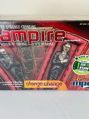 The Strange Changing Vampire Monster Plastic Model Kit Dracula Mpc756